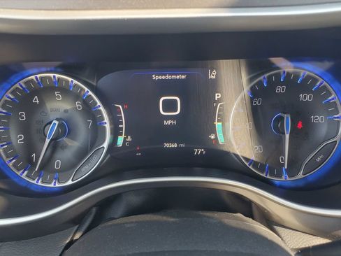 Used 2024 Chrysler Pacifica Touring-L FWD image 12