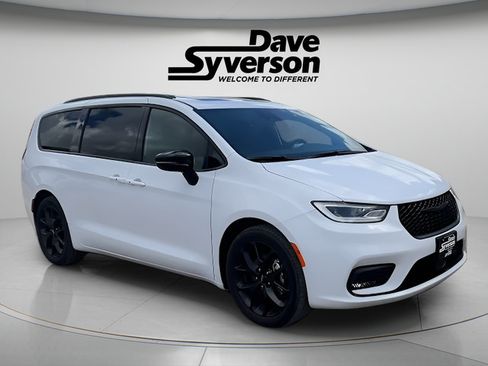 Used 2025 Chrysler Pacifica Limited FWD image 3