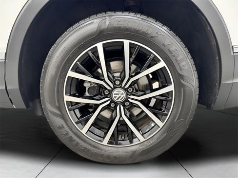 Used 2021 Volkswagen Tiguan SE w/ Panoramic Sunroof Package image 22