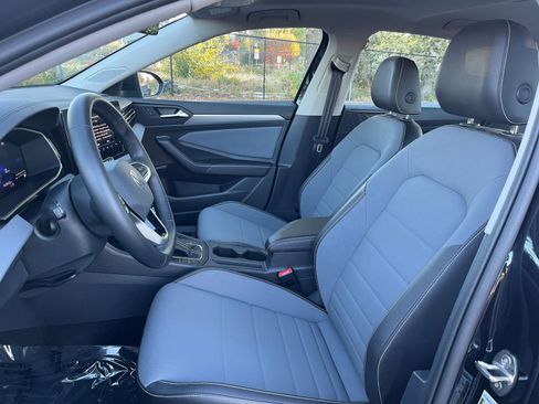 Used 2025 Volkswagen Jetta SE image 36