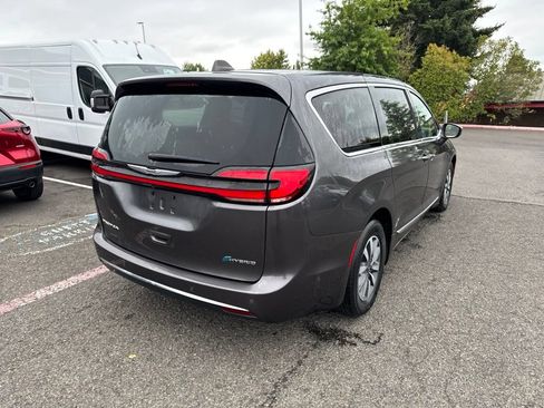 Used 2022 Chrysler Pacifica Limited FWD image 9