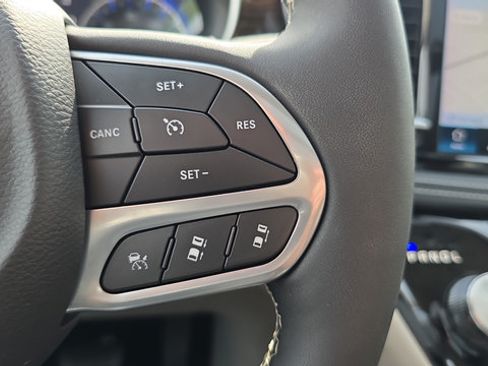 Used 2023 Chrysler Pacifica Limited AWD/4WD image 25