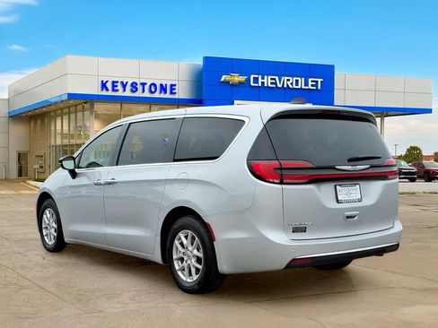 Used 2024 Chrysler Pacifica Touring-L FWD image 5