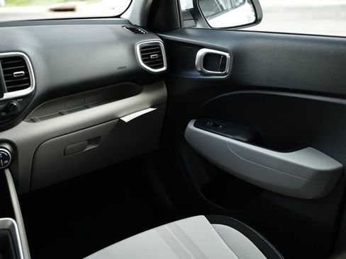Certified 2025 Hyundai Venue SEL FWD image 26