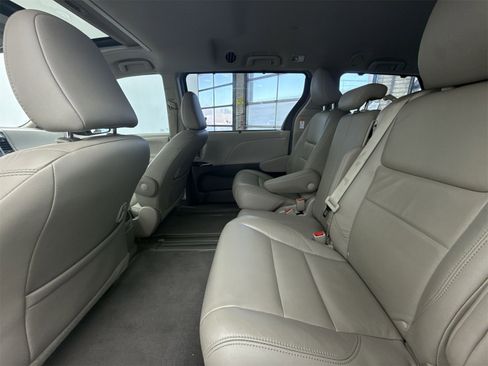 Used 2018 Toyota Sienna XLE w/ XLE Navigation Package image 32
