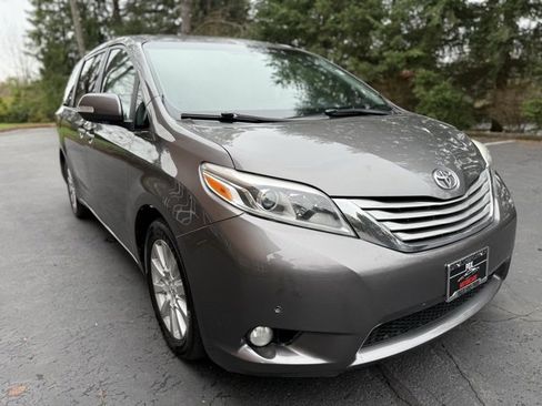 Used 2017 Toyota Sienna Limited image 3