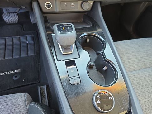 Used 2023 Nissan Rogue SV image 29