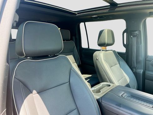 Used 2023 GMC Yukon XL SLT w/ SLT Premium Package AWD/4WD image 31