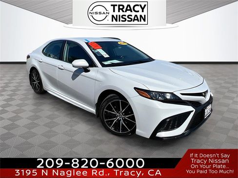 Used 2024 Toyota Camry SE image 1
