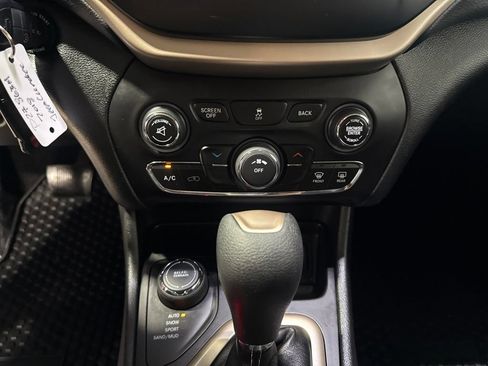 Used 2018 Jeep Cherokee Latitude w/ Cold Weather Group AWD/4WD image 18