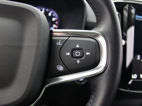 Used 2021 Volvo XC40 T5 Momentum image 38