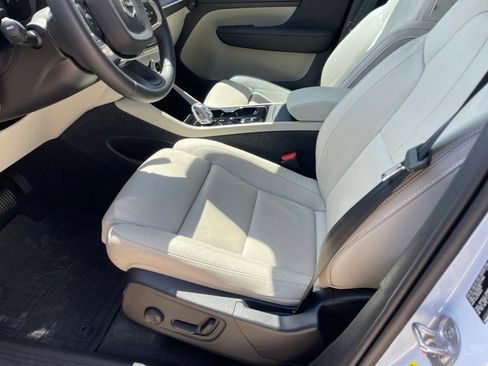 Used 2024 Volvo XC40 B5 Plus w/ Protection Package Premier AWD/4WD image 9