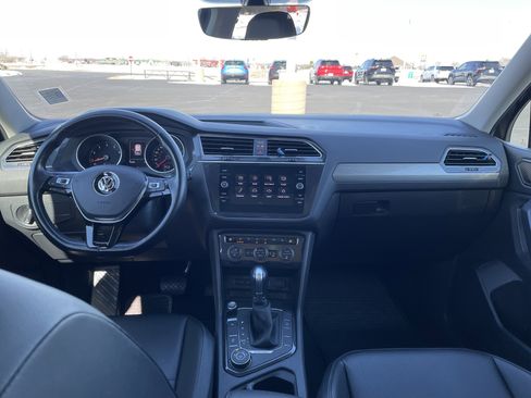 Used 2018 Volkswagen Tiguan SE w/ Panoramic Sunroof Package image 18