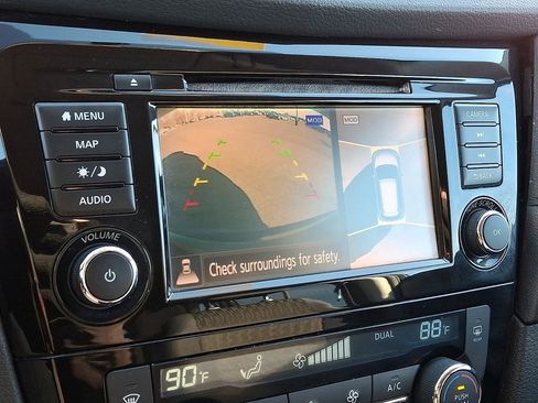 Used 2018 Nissan Rogue SV w/ Premium Package image 19