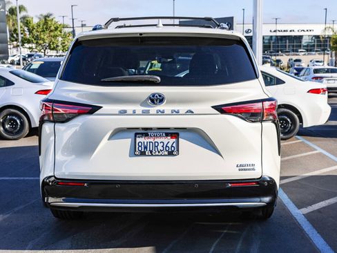 Used 2021 Toyota Sienna Limited image 25