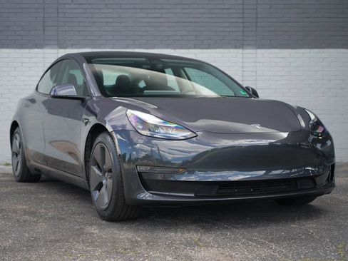 Used 2022 Tesla Model 3 Standard Range RWD image 3