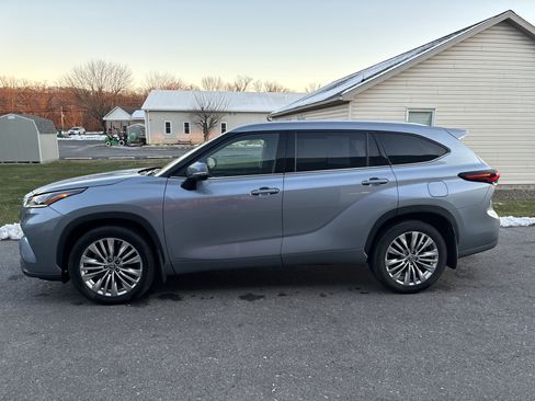 Used 2024 Toyota Highlander Platinum image 6