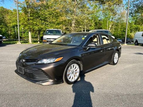 Used 2018 Toyota Camry LE w/ Convenience Package FWD image 2
