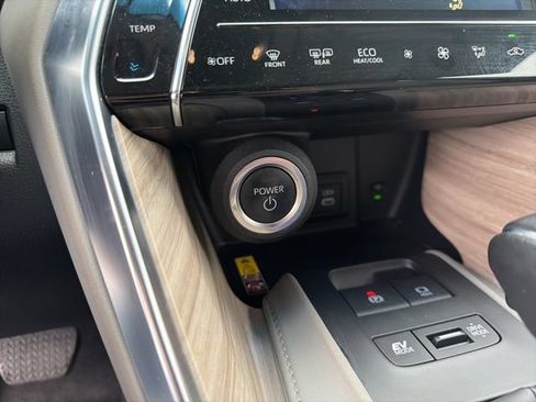 Used 2024 Toyota Venza XLE AWD/4WD image 19