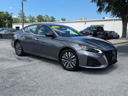 Used 2024 Nissan Altima 2.5 SV FWD image 11