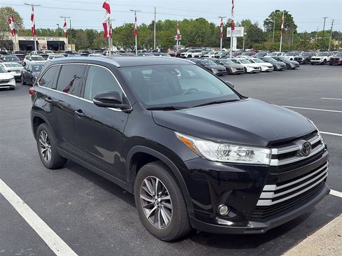 Used 2019 Toyota Highlander XLE image 12