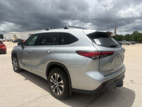 Used 2022 Toyota Highlander XLE AWD/4WD image 14