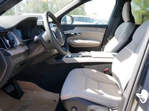 New 2025 Volvo XC90 T8 Core image 5