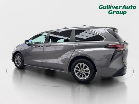 Used 2021 Toyota Sienna LE FWD image 4