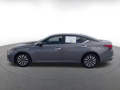 Used 2025 Nissan Altima 2.5 SV FWD image 8