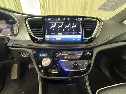 Used 2026 Chrysler Pacifica Limited w/ S Appearance Package FWD image 26