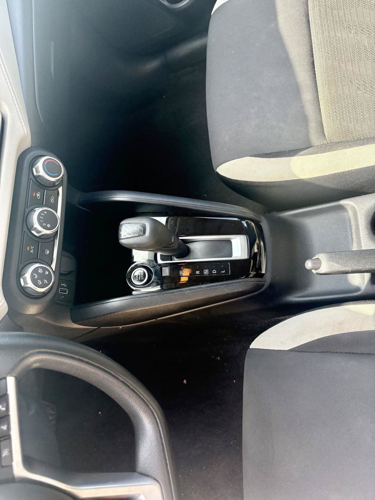 Used 2022 Nissan Versa SV FWD image 12
