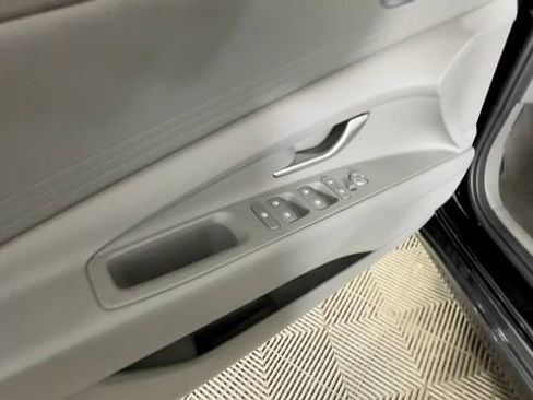 Certified 2023 Hyundai Elantra SE FWD image 17