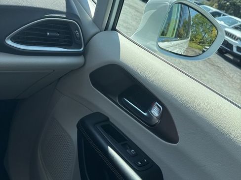 Certified 2019 Chrysler Pacifica Touring-L image 15