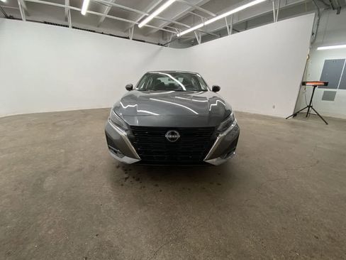 Used 2025 Nissan Altima 2.5 SV FWD image 9