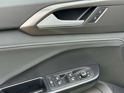 New 2026 Volkswagen Taos SE image 17