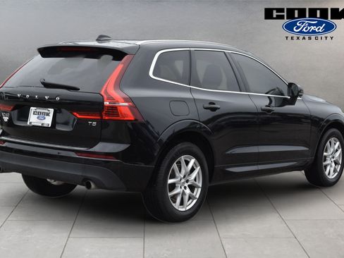 Used 2021 Volvo XC60 T5 Momentum w/ Premium Package FWD image 3