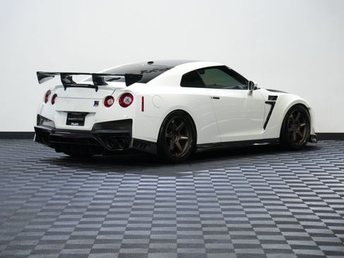 Used 2017 Nissan GT-R Premium AWD/4WD image 6