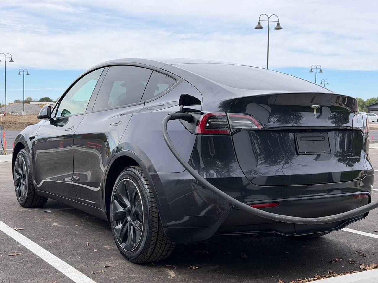 Used 2024 Tesla Model Y Long Range AWD/4WD image 3