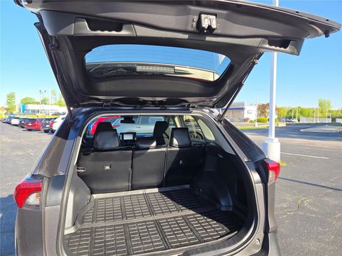 Used 2021 Toyota RAV4 LE AWD/4WD image 28