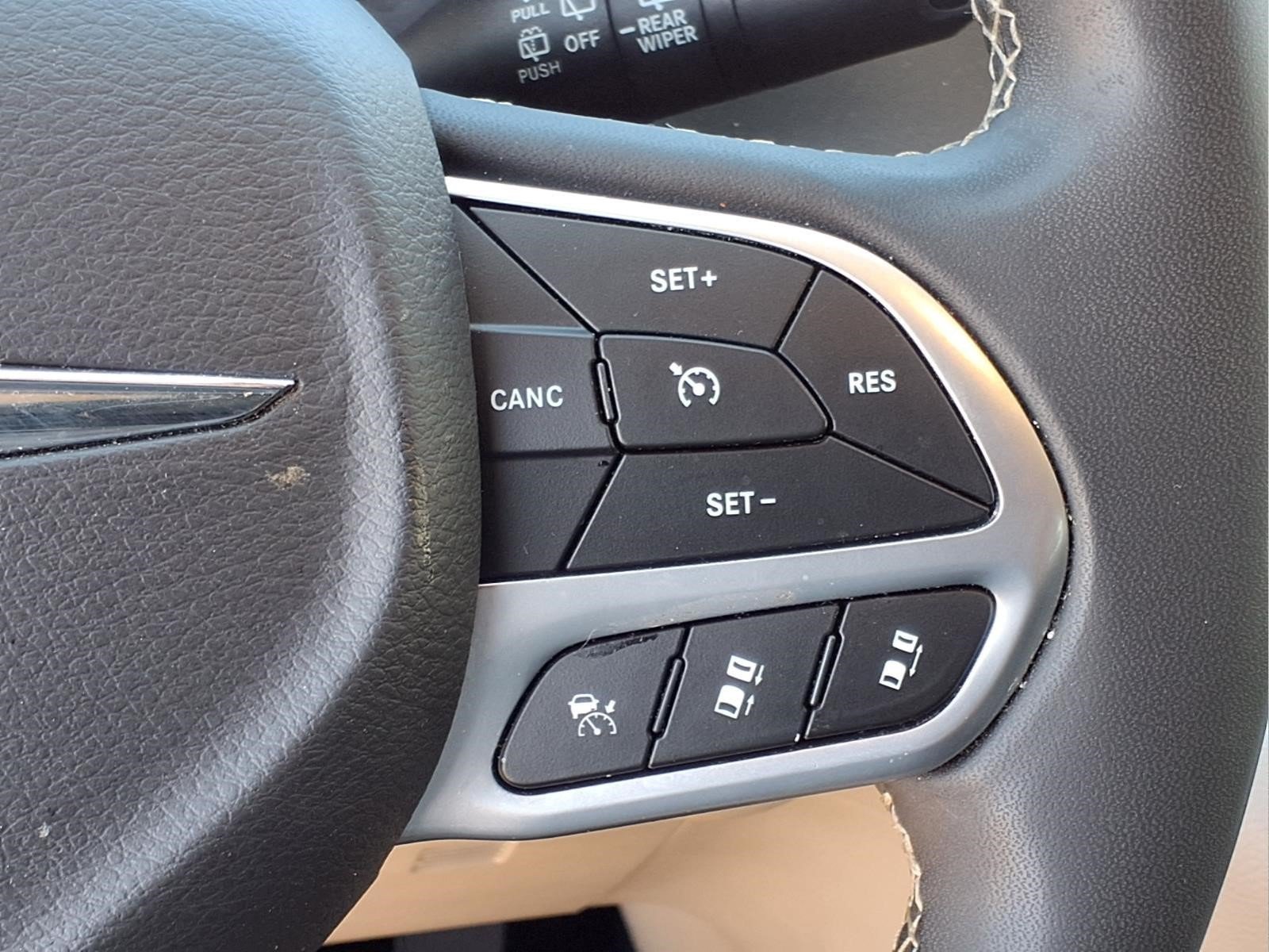 Used 2023 Chrysler Pacifica Touring-L FWD image 19