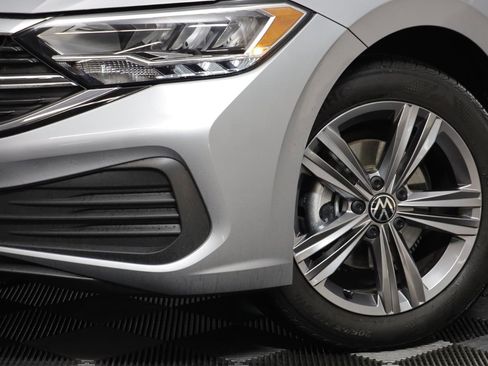 Certified 2022 Volkswagen Jetta SE image 3