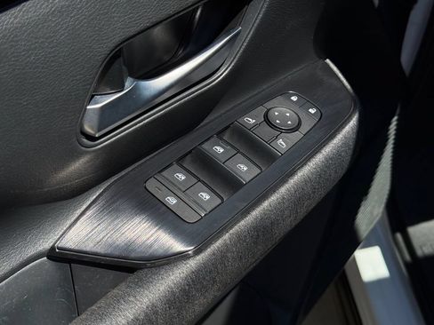 Used 2025 Nissan Kicks SV FWD image 7
