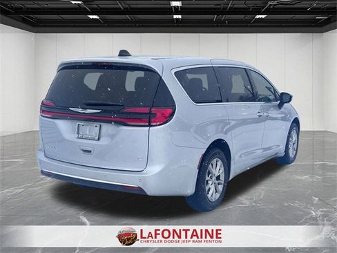 Used 2023 Chrysler Pacifica Touring-L image 5