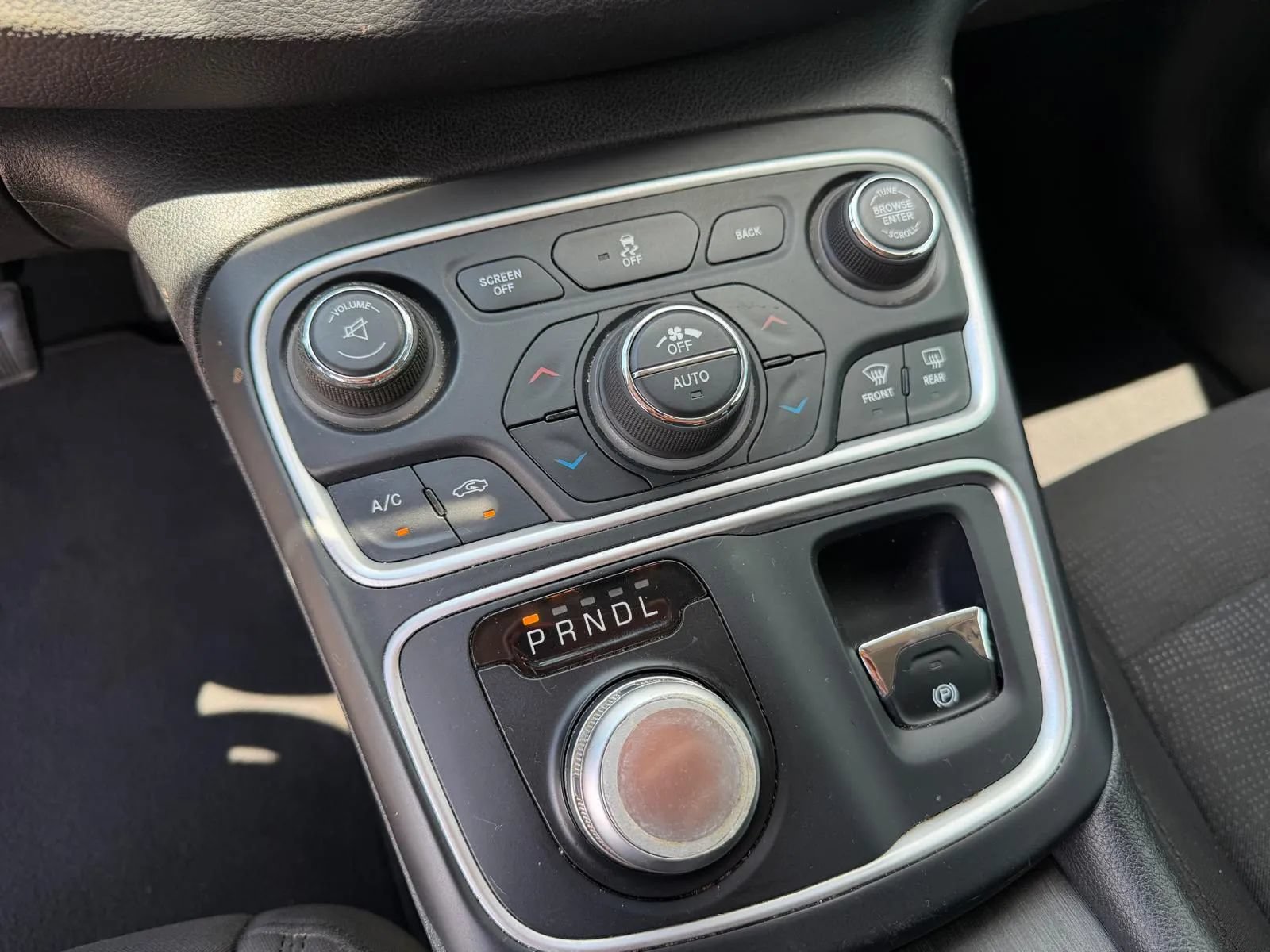 Used 2015 Chrysler 200 Limited w/ Convenience Group FWD image 17