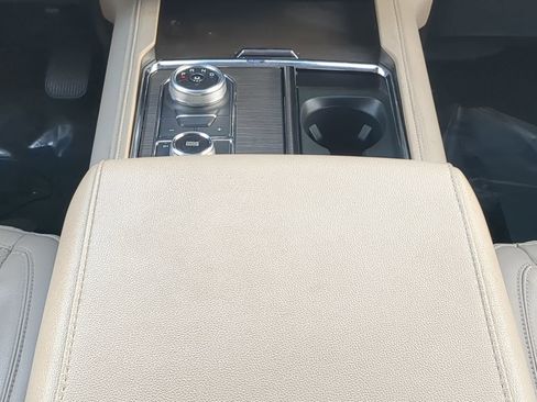 Used 2024 Ford Expedition Limited image 19