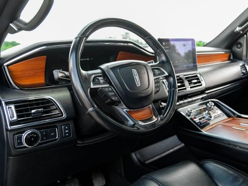Used 2018 Lincoln Navigator Select AWD/4WD image 2