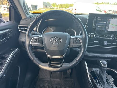 Used 2022 Toyota Highlander Limited image 12