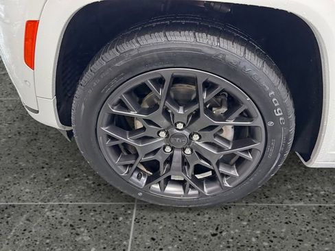 Used 2025 Jeep Grand Cherokee L Summit AWD/4WD image 24