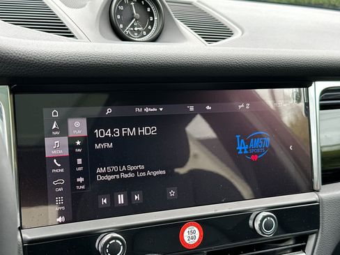 Certified 2025 Porsche Macan AWD/4WD image 20