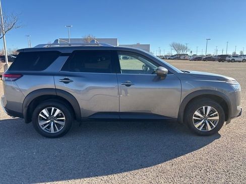 Used 2025 Nissan Pathfinder SL image 7